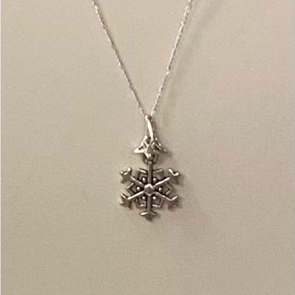 NEW. Silvertone snowflake necklace